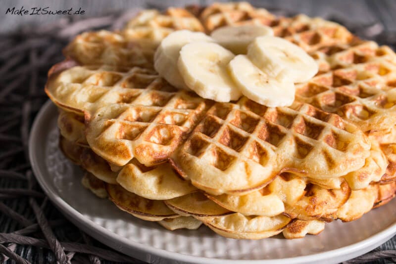 Einfache Buttermilchwaffeln 2 Einfache Buttermilchwaffeln - Einfache Buttermilch Waffeln Rezept Fruehstueck weich 2