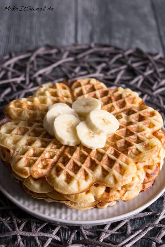 Einfache Buttermilchwaffeln 1 Einfache Buttermilchwaffeln Rezept auf einem Teller gestapelt, mit Bananenscheiben darauf