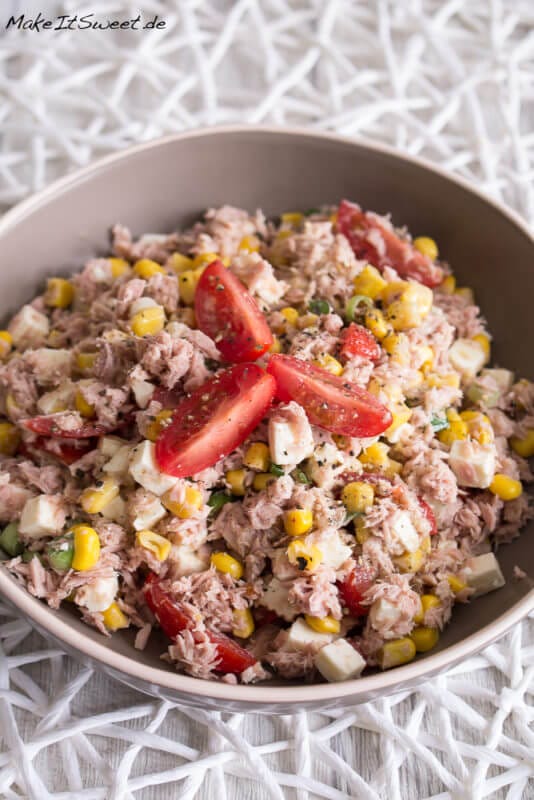 Eine Schüssel mit einem Thunfischsalat mit Mais, Tomate und Feta