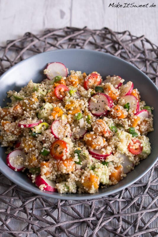 Einfacher Quinoa Salat mit Avocado, Süßkartoffeln und Radieschen 1 Quinoa Salat mit Süßkartoffel, Radieschen, Frühlingszwiebeln und Chilis in einer Schüssel