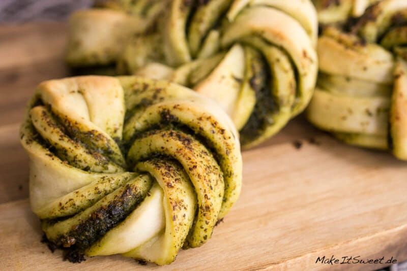 Einfache Pesto Hefeknoten 3 Einfache Pesto Hefeknoten - Hefeknoten mit Pesto Rezept einfach Fingerfood Hauptgericht Haeppchen
