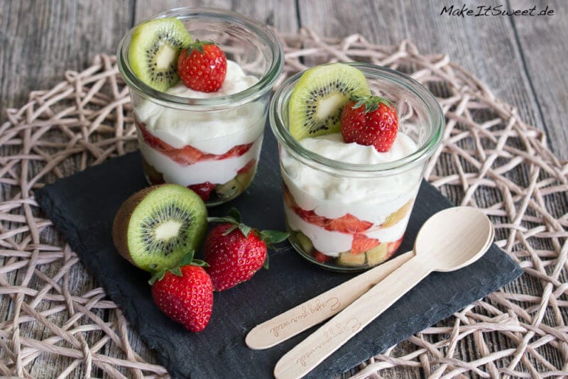 Erdbeerdessert mit Kiwi und Zitronenquark im Glas - Kiwi Erdbeerdessert Glas Rezept Nachtisch Schichtdessert schnell einfach