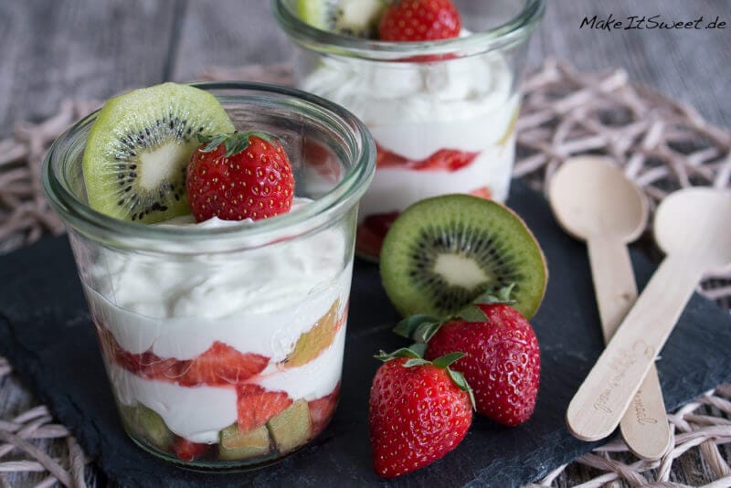 Erdbeerdessert mit Kiwi und Zitronenquark im Glas 3 Erdbeerdessert mit Kiwi und Zitronenquark im Glas - Kiwi Erdbeeren Nachtisch Dessert im Glas Rezept Schichtdessert Zitrone schnell einfach