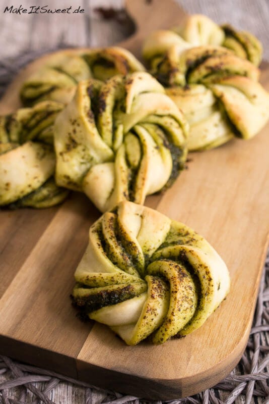 Einfache Pesto Hefeknoten 1 Pesto Hefeknoten auf einem Brettchen