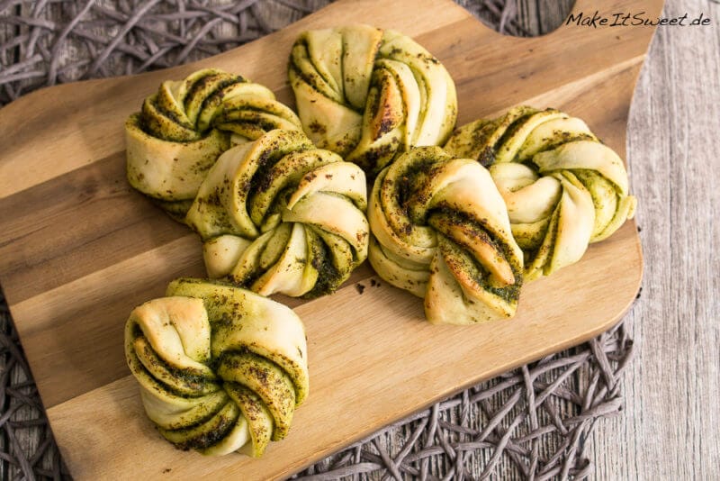 Einfache Pesto Hefeknoten - Pestohefeknoten Rezept Hefeteig einfach Fingerfood haeppchen