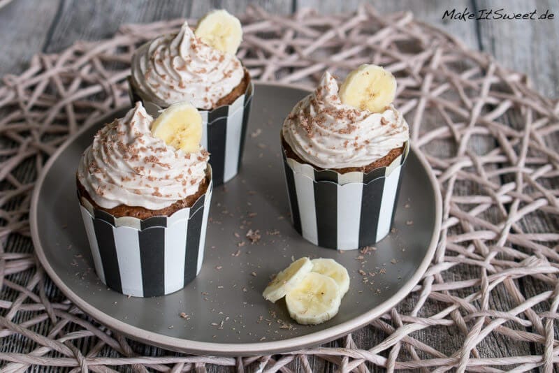 Muffin mit Nutella Füllung und Bananen-Topping - Schokoladen Nuss Muffins mit Nutella Kern und Bananentopping Rezept Cupcake