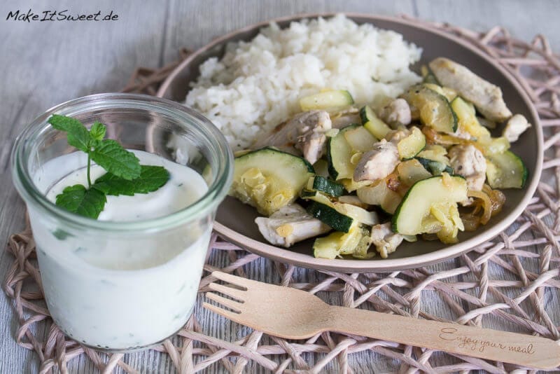 Zucchini-Hähnchen-Pfanne mit Reis und Minze-Joghurt 3 Zucchini-Hähnchen-Pfanne mit Reis und Minze-Joghurt - Zucchini Haehnchen Reis Pfanne Rezept mit Minz Joghurt Sommeressen
