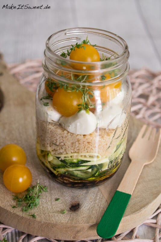 Couscous Salat mit Zucchini, Tomate und Mozzarella im Glas geschichtet
