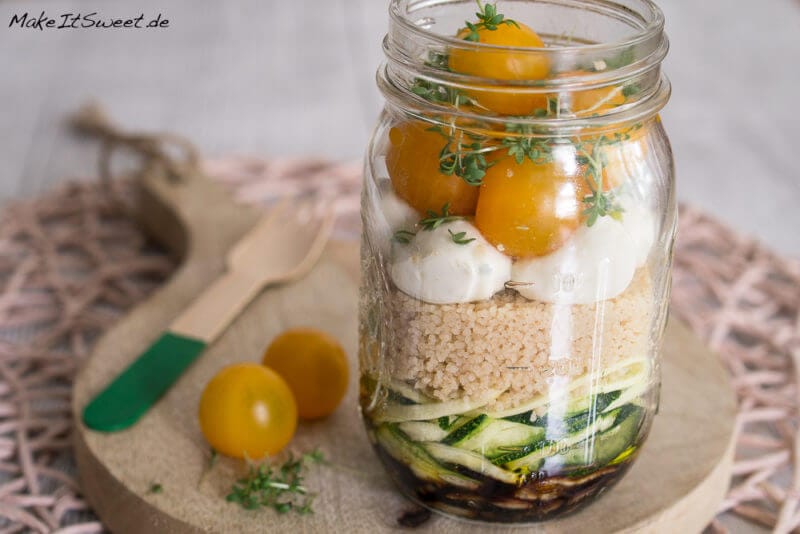 Salat im Glas - Erfahrungen, Rezepte, Infos und Tipps - Couscous Tomate Mozzarella Salat im Glas Rezept