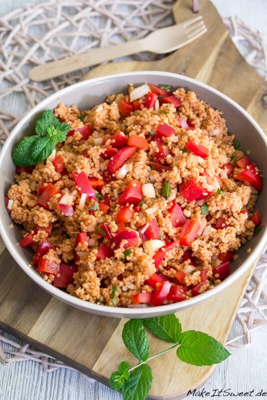 Einfacher Couscous Salat mit Paprika und Minze 1 Einfacher Couscous-Paprika-Salat mit Minze in einer Schüssel