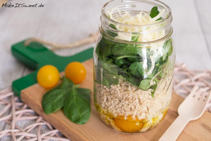 Quinoa - Wissen, Verwendung, Zubereitung, Rezepte 3 Quinoa - Wissen, Verwendung, Zubereitung, Rezepte - Quinoa Spinat Tomate Salat im Glas Rezept 3
