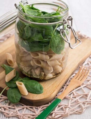 Vollkornnudelsalat mit Hähnchen und Spinat im Glas - Vollkornnudel Haehnchen Spinat Salat im Glas Rezept