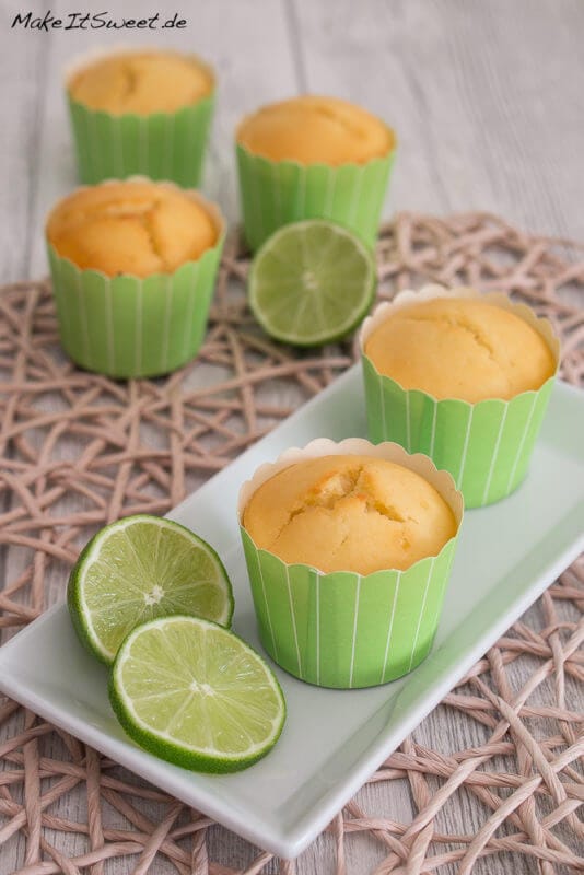 Limetten Muffins mit Joghurt 1 Limetten-Joghurt-Muffins auf einem Teller mit Limttenscheiben