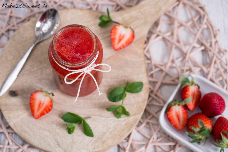 Fruchtige Erdbeermarmelade mit Minze 2 Fruchtige Erdbeermarmelade mit Minze - Erdbeer Minze Marmelade Rezept Erdbeeren suess einfach Gelierzucker 3 1 3