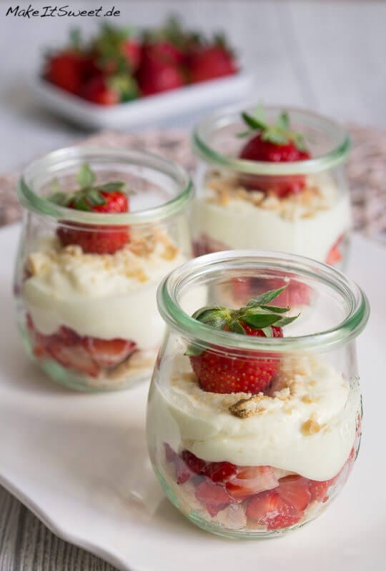 Erdbeerdessert im Glas mit Vanillecreme und Erdbeeren im Glas geschichtet