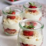Erdbeerdessert mit Vanille und Keks im Glas - Erdbeerdessert im Glas Rezept mit Creme Mascarpone Vanille Keksen 3