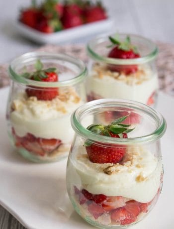 Erdbeerdessert mit Vanille und Keks im Glas - Erdbeerdessert im Glas Rezept mit Creme Mascarpone Vanille Keksen 3