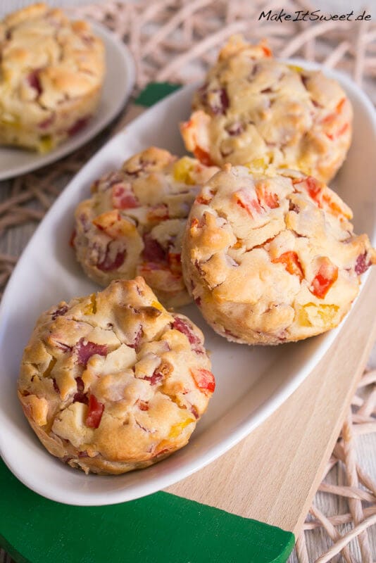 Herzhafte Muffins mit Salami und Paprika