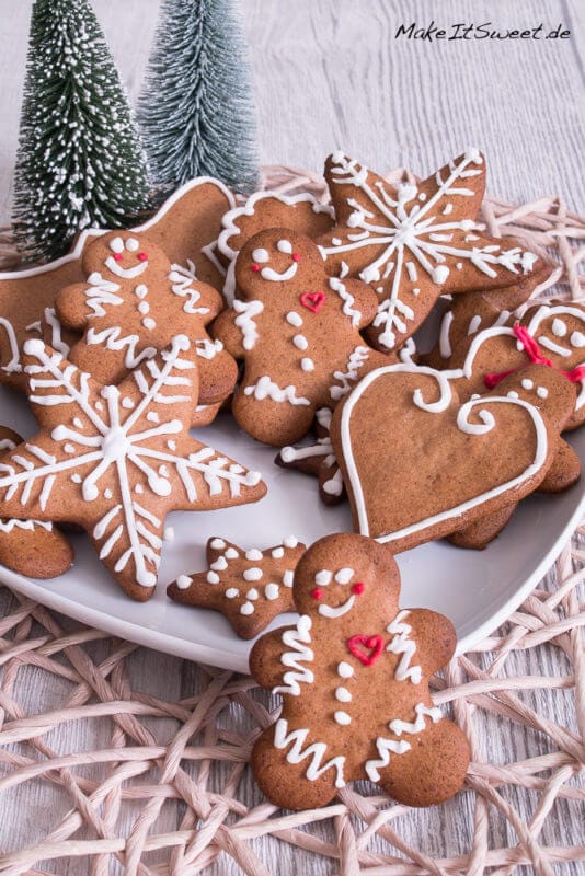 Einfacher Lebkuchen zum Ausstechen 1 Einfacher Lebkuchen zum Ausstechen als Lebkuchenmann, Herz oder Stern auf eiem Teller