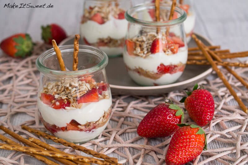 Erdbeerdessert mit Salzstangen und Vanille 3 Erdbeerdessert mit Salzstangen und Vanille - Erdbeere Nachtisch im Glas mit Salzstange Brezel Rezept einfach Erdbeerdessert 2