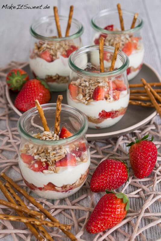 Erdbeerdessert mit Salzstangen und Vanille 1 Erdbeerdessert mit Salzstangen in einem Glas geschichtet