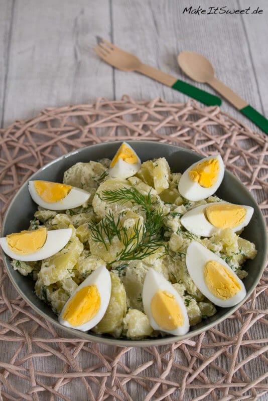 Einfacher Kartoffelsalat mit angeschnittenen Eiern und Dill in einer Schüssel