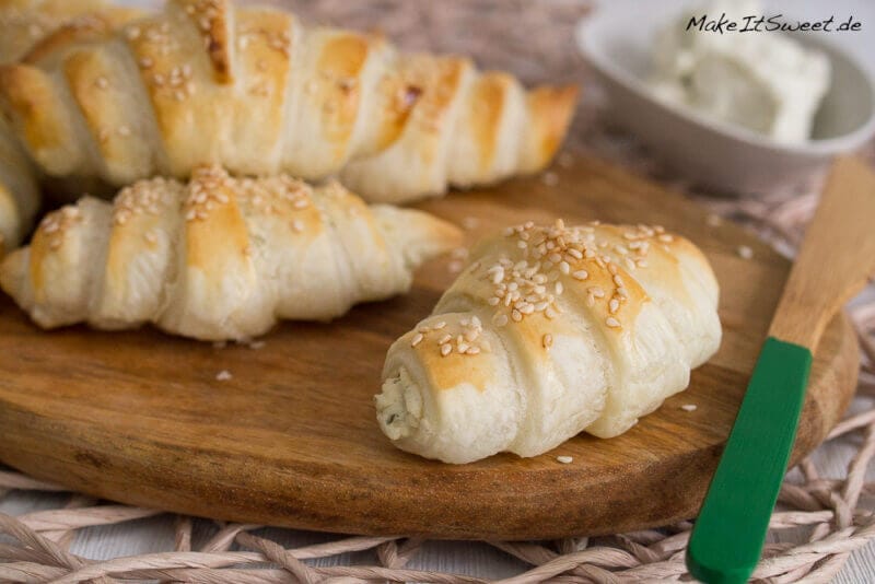 Blätterteig Frischkäse Hörnchen 2 Blätterteig Frischkäse Hörnchen - Blaetterteig Frischkaese Hoernchen Rezept schnell einfach Snack 3