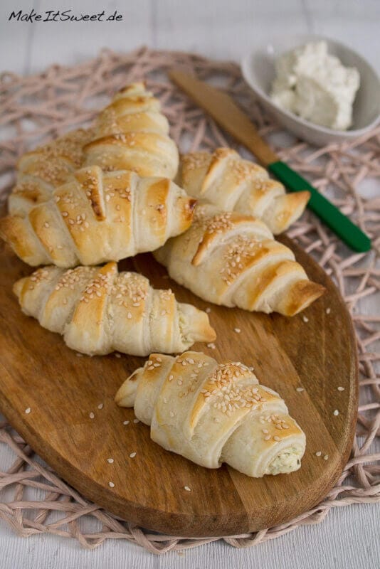 Ein einfaches Rezept für Blätterteig Hörnchen mit Frischkäse und Sesam.