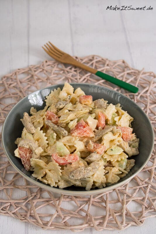 Einfaches Gyros Nudelsalat 1 einfaches Rezept mediterranen Gyros Nudelsalat mit Gurke, Paprika und Tsatsiki Dressing