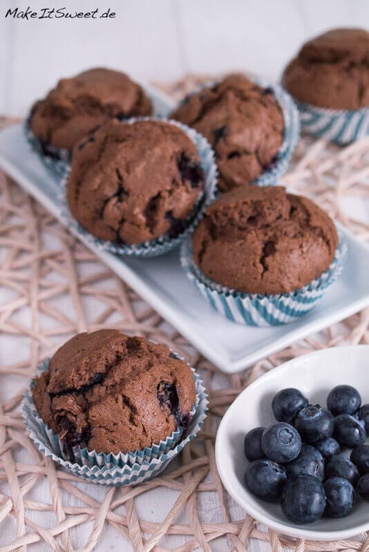 Einfache Schoko-Blaubeer-Muffins mit Blaubeeren und Kakao