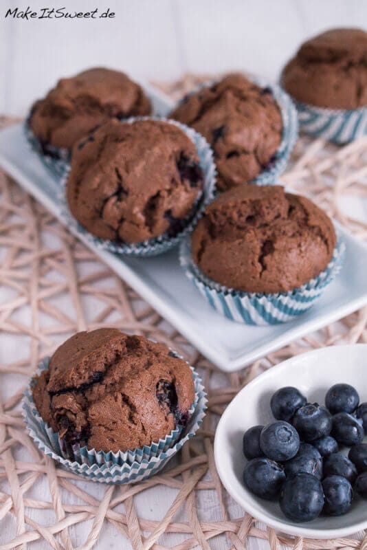 Einfache Schoko-Blaubeer-Muffins 1 Einfache Schoko-Blaubeer-Muffins mit Blaubeeren und Kakao